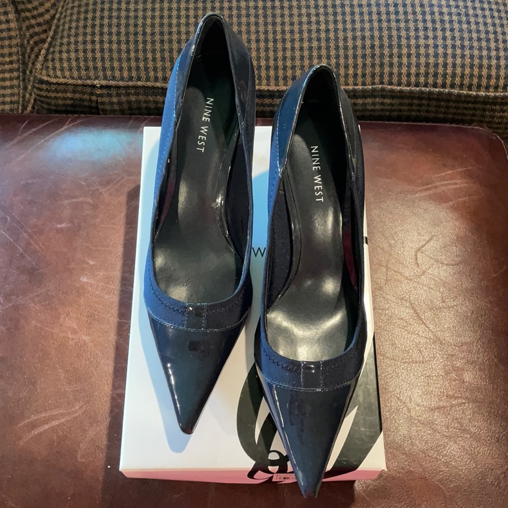 Navy heel Nine West. Extra detailed! 💙